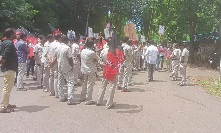 பெல் கூட்டுறவு வங்கியை அண்ணா தொழிற்சங்கத்தினர் முற்றுகை