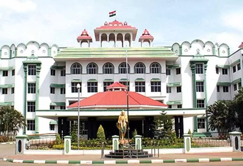 பொய் வழக்கில் கைது செய்து கடுமையாக தாக்கினார்களா?-போலீஸ் அதிகாரிகள் மீதான புகாரை சூப்பிரண்டு விசாரிக்க வேண்டும்- மதுரை ஐகோர்ட்டு உத்தரவு