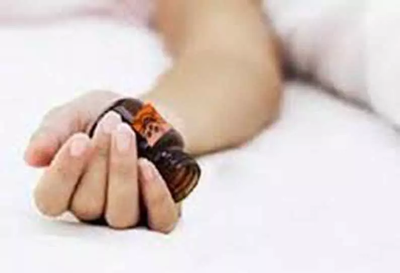 சேலத்தில்கோர்ட்டு ஊழியர் தற்கொலை