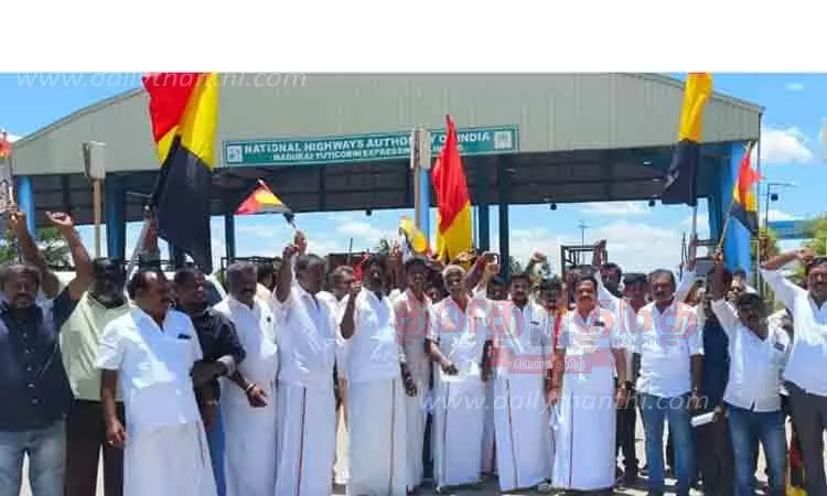 கட்டணம் உயர்த்தியதை கண்டித்து கப்பலூர், எலியார்பத்தி சுங்கச்சாவடியை அகற்றக்கோரி தே.மு.தி.க. போராட்டம்