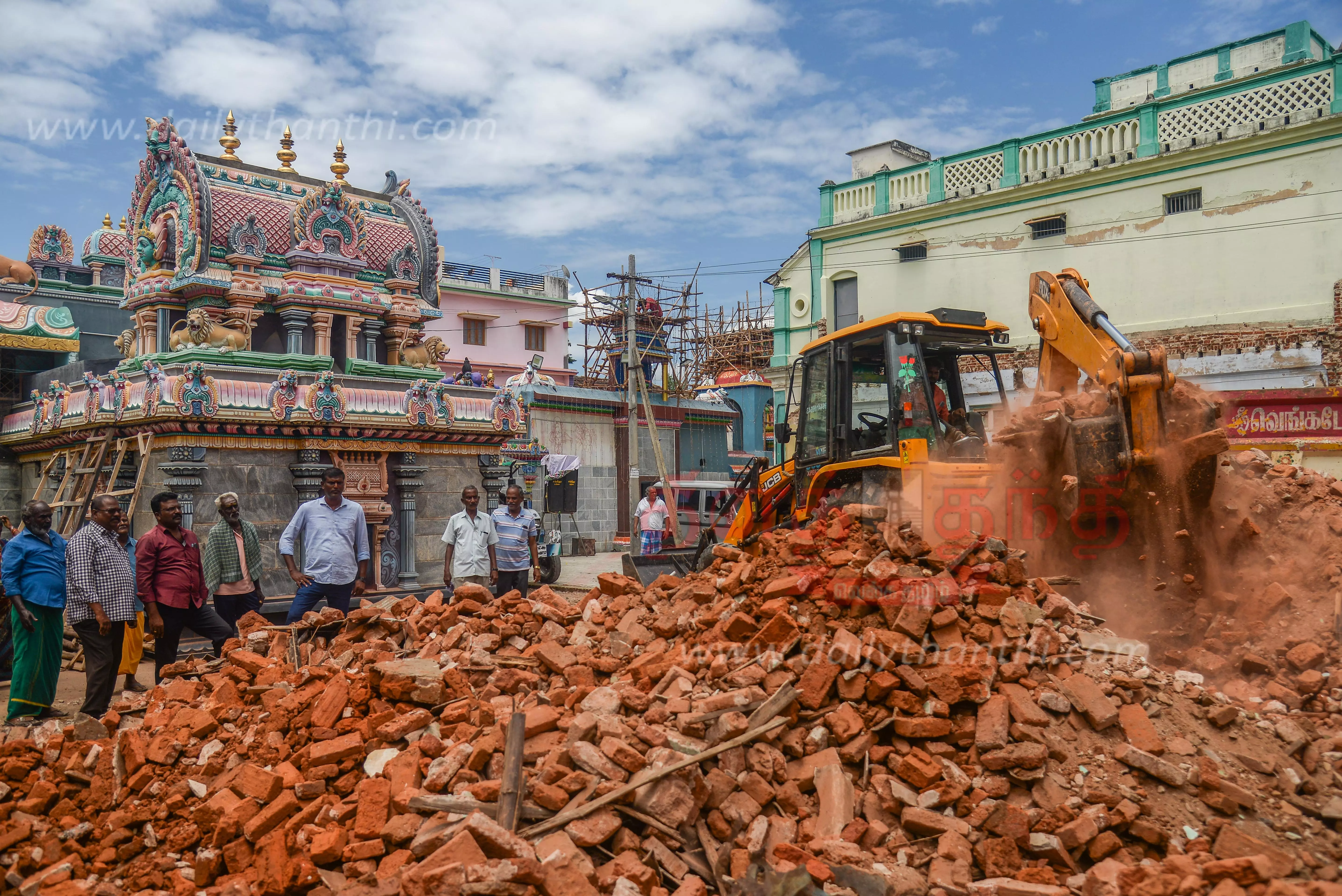 இந்துசமய அறநிலையத்துறைக்கு சொந்தமான இடத்தில் 100 ஆண்டுகளாக இருந்த ஆக்கிரமிப்புகள் அகற்றம்