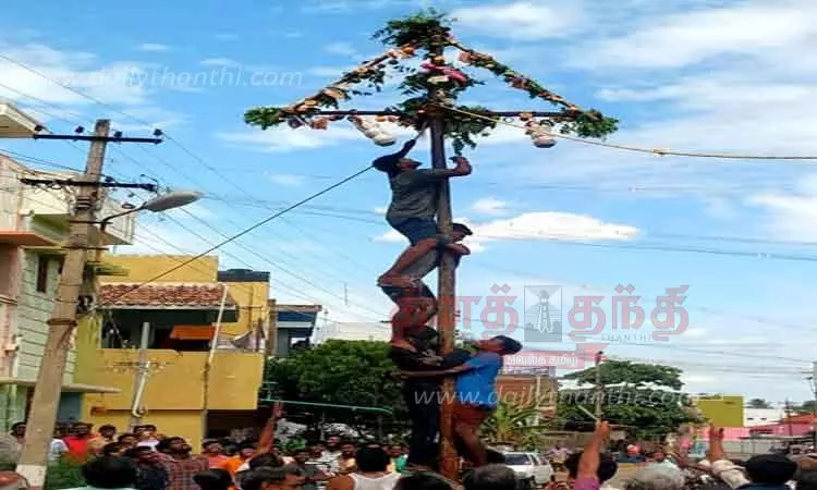 சிவகிரியில்   வழுக்கு மரம் ஏறும் போட்டி