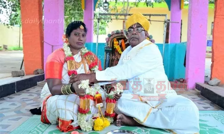 இளம்பெண்ணை கரம் பிடித்த முதியவர்