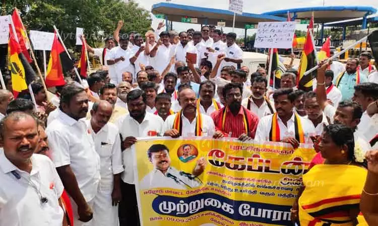 விஜயமங்கலம் சுங்கச்சாவடியில்  தே.மு.தி.க.வினர் ஆர்ப்பாட்டம்