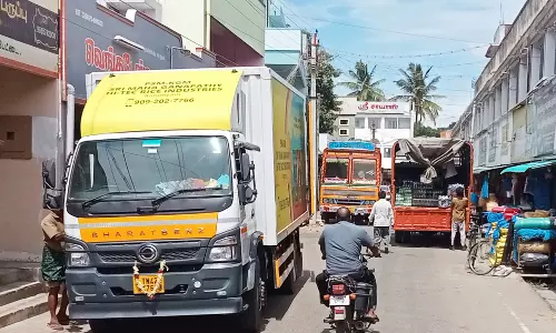 சாலையோரம் நிறுத்தப்படும் வாகனங்கள்