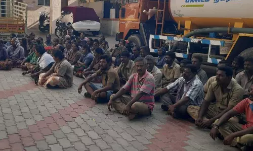 நகராட்சி அலுவலகத்தில் தூய்மை பணியாளர்கள் உள்ளிருப்பு போராட்டம்