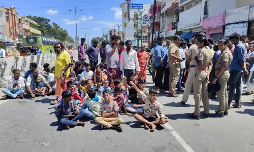 அடிப்படை வசதிகள் ஏற்படுத்தி தரக்கோரி பொதுமக்கள் சாலைமறியல்