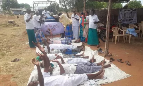 தற்கொலை முயற்சி போராட்டம் நடத்திய விவசாயிகள்