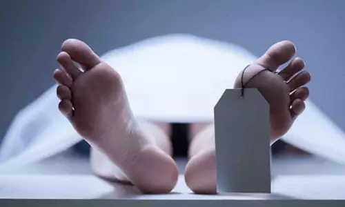 நிழற்குடையில் ஆண் பிணம்