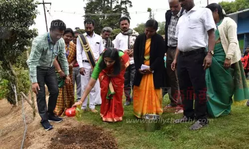 வீடுகளை போல் பள்ளிகளை சுத்தமாக வைக்க வேண்டும்