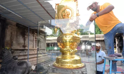 தங்க கொடிமரத்தை சுற்றி கண்ணாடி கூண்டு அமைப்பு