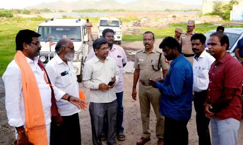 சதுப்பேரி ஏரியில் அதிகாரிகள் ஆய்வு