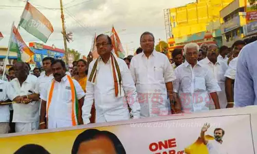 ராகுல்காந்தி பாதயாத்திரை ஓராண்டு நிறைவு: சிவகங்கையில் காங்கிரசார் ஊர்வலம்- முன்னாள் மத்திய மந்திரி ப.சிதம்பரம் பங்கேற்பு