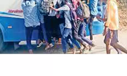 ஓடும் பஸ்சில்தான் ஏறுவோம் என அடம்பிடித்த கல்லூரி மாணவர்கள்