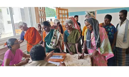 டிரைவர் இல்லாமல் பஸ் ஓடியதால் 11 தொழிலாளர்கள் படுகாயம்