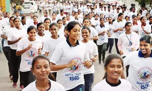 கல்லூரி மாணவ-மாணவிகளுக்கான மினி மாரத்தான் ஓட்டம்