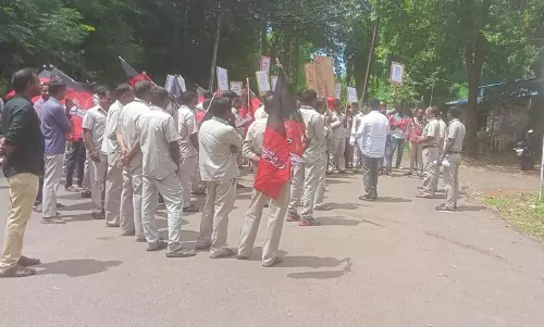 பெல் கூட்டுறவு வங்கியை அண்ணா தொழிற்சங்கத்தினர் முற்றுகை