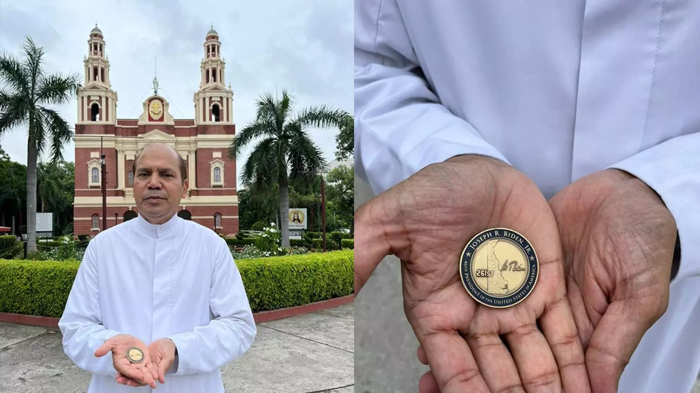 டெல்லி: கிறிஸ்தவ பாதிரியாருக்கு நாணயம் பரிசளித்த அமெரிக்க அதிபர் பைடன் டெல்லி: கிறிஸ்தவ பாதிரியாருக்கு நாணயம் பரிசளித்த அமெரிக்க அதிபர் பைடன்