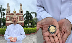 டெல்லி: கிறிஸ்தவ பாதிரியாருக்கு நாணயம் பரிசளித்த அமெரிக்க அதிபர் பைடன்