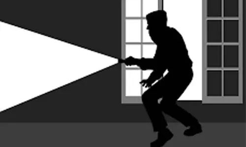 மளிகை கடையின் பூட்டை உடைத்து ரூ.30 ஆயிரம் திருட்டு மளிகை கடையின் பூட்டை உடைத்து ரூ.30 ஆயிரம் திருட்டு