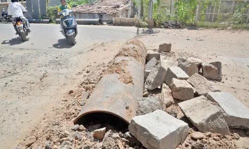 பாதியில் நிற்கும் பாலத்தால் போக்குவரத்துக்கு இடையூறு பாதியில் நிற்கும் பாலத்தால் போக்குவரத்துக்கு இடையூறு