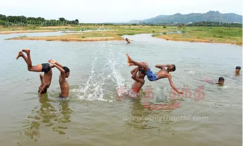 பாலாற்றில் ஆனந்த குளியல் போட்ட சிறுவர்கள்