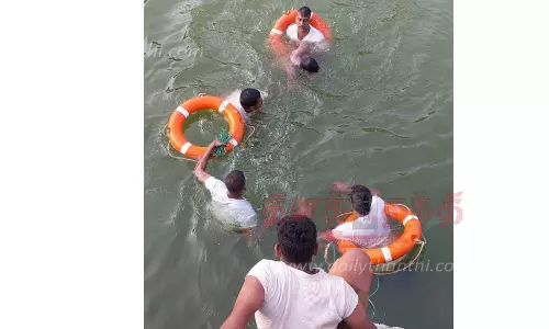 தண்ணீரில் தத்தளிப்பவரை மீட்பது எப்படி?