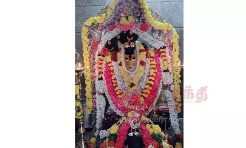 சிறப்பு அலங்காரத்தில் வேட்டைக்கார சுவாமி