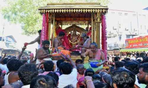 திருச்செந்தூரில் ஆவணி திருவிழாவில் ஞாயிற்றுக்கிழமைதங்க சப்பரத்தில் சுவாமி சண்முகர்  சிவப்பு சாத்தி கோலத்தில் வீதி உலா: திரளான பக்தர்கள் தரிசனம்