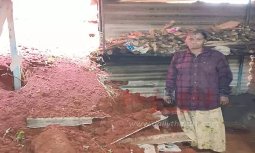 மண் சரிந்து வீடு சேதம்