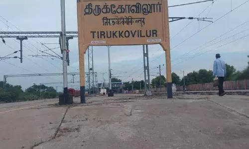மது பாராக மாறிவரும் திருக்கோவிலூர் ரெயில் நிலையம் :பயணிகள் வருவதற்கே அஞ்சுகிறார்கள்