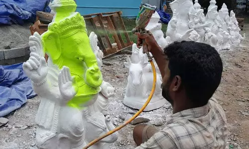 சதுர்த்தி விழாவையொட்டிவிநாயகர் சிலைகளுக்கு வர்ணம் பூசும் பணி தீவிரம்