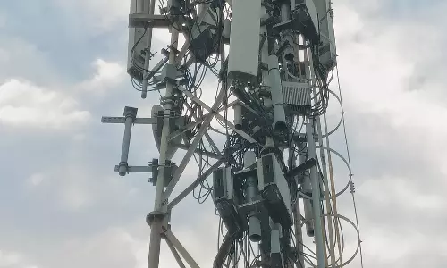 செல்போன் கோபுரத்தில் ஏறி தற்கொலை மிரட்டல் விடுத்த வாலிபர் செல்போன் கோபுரத்தில் ஏறி தற்கொலை மிரட்டல் விடுத்த வாலிபர்