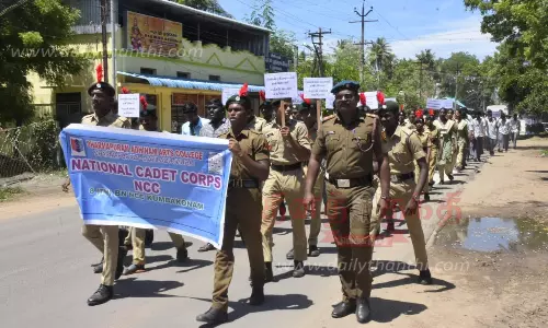 பிளாஸ்டிக் ஒழிப்பு விழிப்புணர்வு ஊா்வலம்