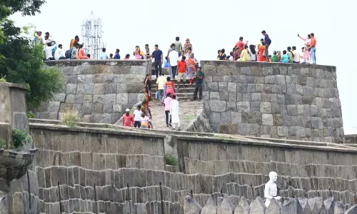 ஆபத்தான முறையில் செல்பி