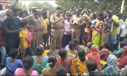 வேப்பனப்பள்ளி அருகே சாலை வசதிக்கோரிகிராம மக்கள் சாலை மறியலால் பரபரப்புபோக்குவரத்து பாதிப்பு