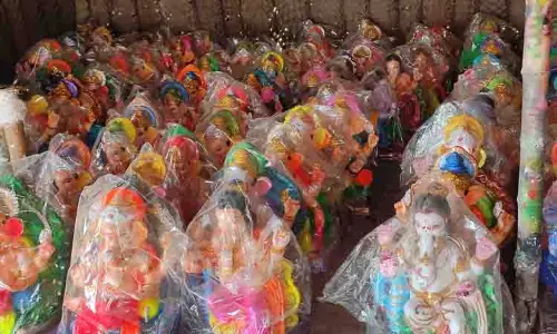 சதுா்த்தியையொட்டி விநாயகர் சிலைகள் விற்பனை மும்முரம் சதுா்த்தியையொட்டி விநாயகர் சிலைகள் விற்பனை மும்முரம்