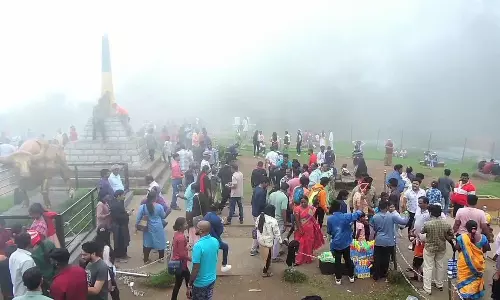 கொடைக்கானலுக்கு படையெடுத்த சுற்றுலா பயணிகள் கொடைக்கானலுக்கு படையெடுத்த சுற்றுலா பயணிகள்