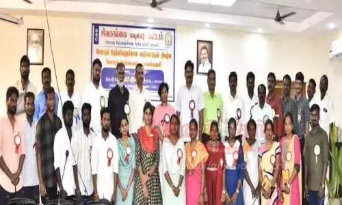 டி.என்.பி.எஸ்.சி. குரூப்-4 தேர்வில் வெற்றி பெற்றவர்களுக்கு பரிசு- கலெக்டர் ஆஷா அஜீத் வழங்கினார்