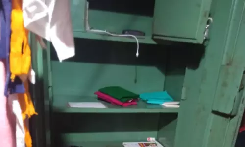 வீட்டின் பூட்டை உடைத்து 10 பவுன் நகை திருட்டு