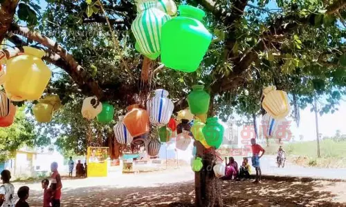 குடங்களை மரத்தில் தொங்கவிட்டு கிராம மக்கள் நூதன போராட்டம் குடங்களை மரத்தில் தொங்கவிட்டு கிராம மக்கள் நூதன போராட்டம்