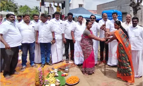 கொல்லப்பட்டி ஊராட்சியில்ரூ.60 லட்சத்தில் திட்டப்பணிகளுக்கு பூமிபூஜைமணி எம்.எல்.ஏ. தொடங்கி வைத்தார்