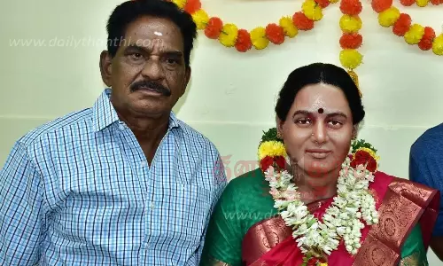 இறந்த மனைவிக்கு வீட்டில் சிலை வைத்த கணவர்