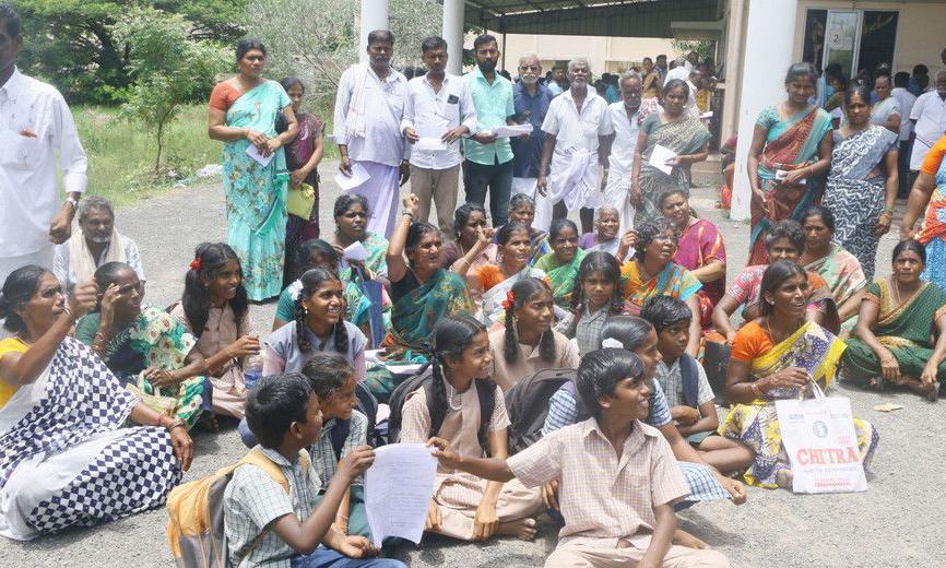 கலெக்டர் அலுவலகத்தில் குழந்தைகளுடன் பழங்குடியின பெண்கள் தர்ணா