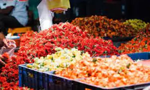 பரமத்திவேலூர் சந்தையில் பூக்கள் விலை வீழ்ச்சிவிவசாயிகள் கவலை