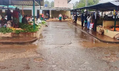 உழவர் சந்தையில் சேதம் அடைந்த நடைபாதை உழவர் சந்தையில் சேதம் அடைந்த நடைபாதை