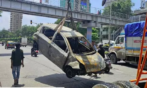 மும்பையில் சாலை தடுப்பு சுவரில் மோதிய கார் தீ பிடித்து எரிந்து அண்ணன்- தம்பி பலி; 3 பேர் படுகாயம்