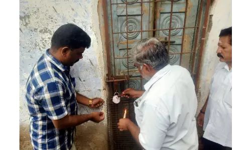 தேனி மேற்கு சந்தையில்நகராட்சிக்கு வாடகை செலுத்தாத கடைக்கு சீல்