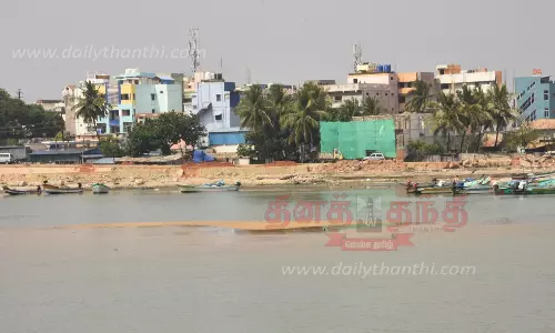 அலைகளுடன் போராடி கடலுக்கு செல்லும் செருதூர் மீனவர்கள் அலைகளுடன் போராடி கடலுக்கு செல்லும் செருதூர் மீனவர்கள்