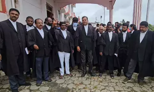 போலீசை கண்டித்து வக்கீல்கள் ஆர்ப்பாட்டம்